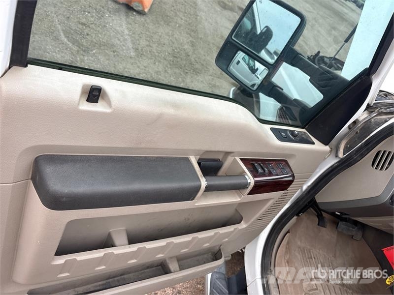 Ford F-350 Lariat 4x4 Crew Cab Pickup その他