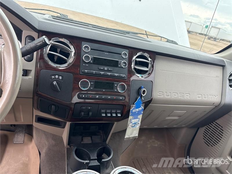Ford F-350 Lariat 4x4 Crew Cab Pickup その他