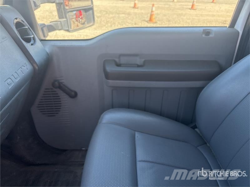 Ford F-350 XL 4x2 Chipper Truck 碎木车