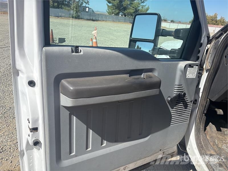 Ford F-350 XL 4x2 Chipper Truck 碎木车