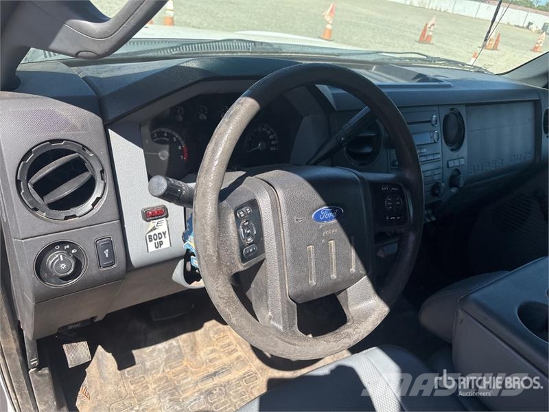 Ford F-350 XL 4x2 Chipper Truck 碎木车