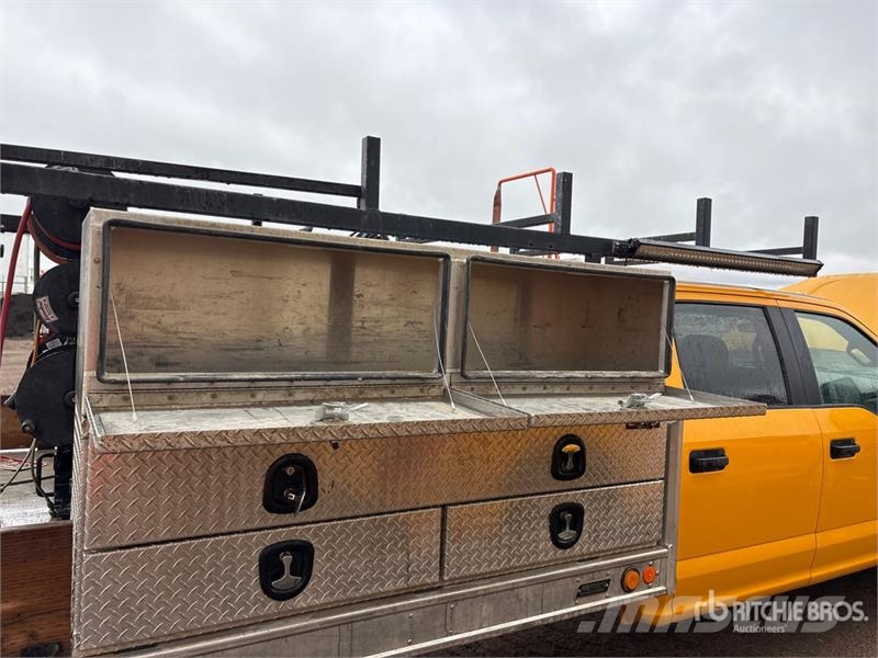 Ford F-350 XL 4x2 Crew Cab Utility Truck Pickup/Sideaflæsning