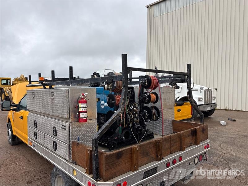 Ford F-350 XL 4x2 Crew Cab Utility Truck Pickup/Sideaflæsning