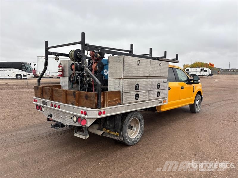 Ford F-350 XL 4x2 Crew Cab Utility Truck Pickup/Sideaflæsning