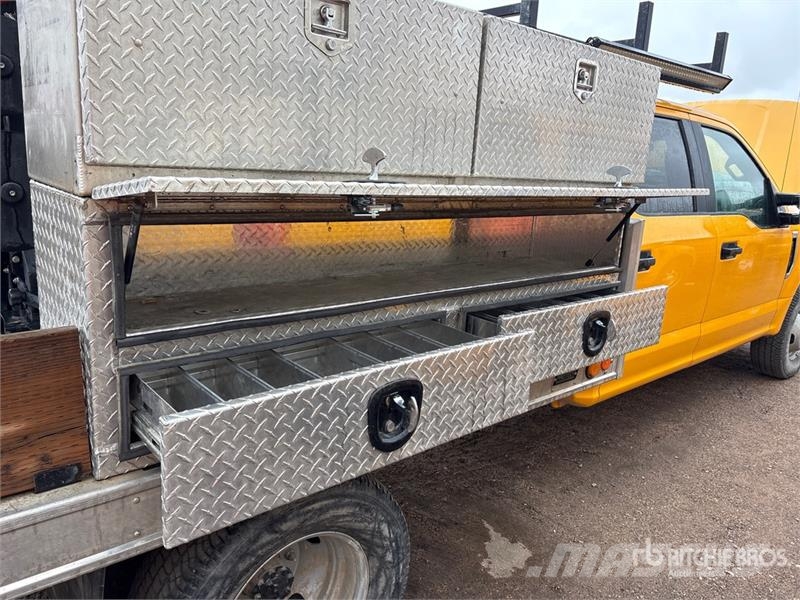Ford F-350 XL 4x2 Crew Cab Utility Truck Pickup/Sideaflæsning