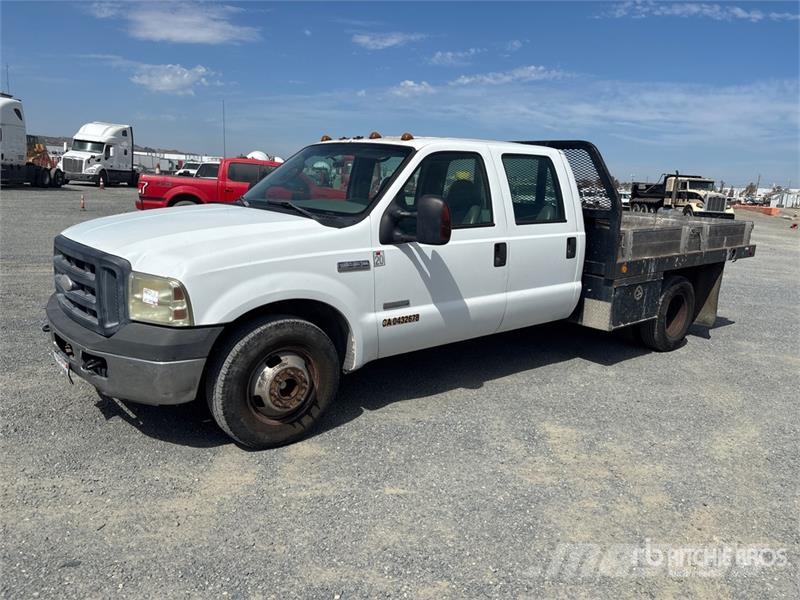 Ford F-350 XL 4x2 Crew Cab Flatbed Truck 플랫베드/드롭사이드 트럭