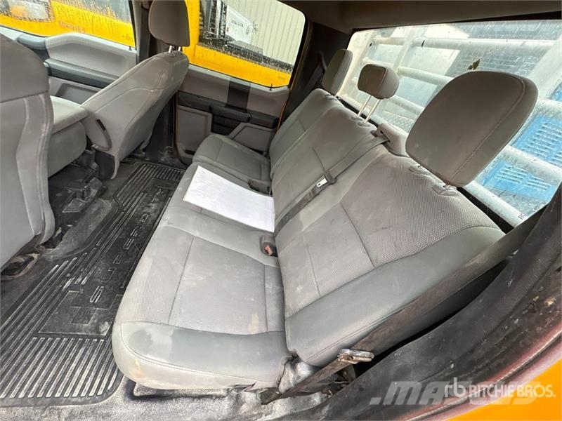 Ford F-350 XL 4x2 Crew Cab Utility Truck Pickup/Sideaflæsning