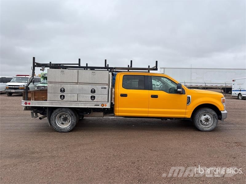 Ford F-350 XL 4x2 Crew Cab Utility Truck Pickup/Sideaflæsning