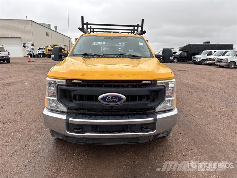 Ford F-350 XL 4x2 Crew Cab Utility Truck Pickup/Sideaflæsning