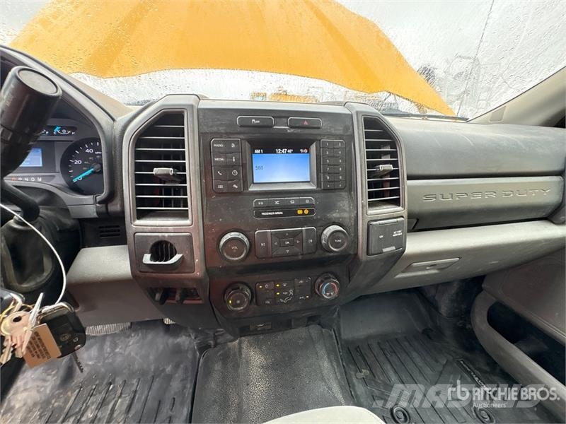 Ford F-350 XL 4x2 Crew Cab Utility Truck Pickup/Sideaflæsning