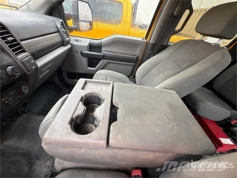 Ford F-350 XL 4x2 Crew Cab Utility Truck Pickup/Sideaflæsning