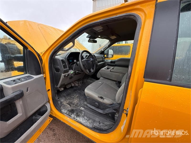 Ford F-350 XL 4x2 Crew Cab Utility Truck Pickup/Sideaflæsning