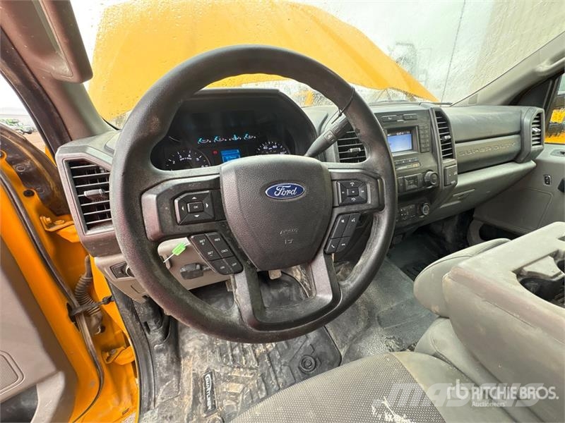 Ford F-350 XL 4x2 Crew Cab Utility Truck Pickup/Sideaflæsning