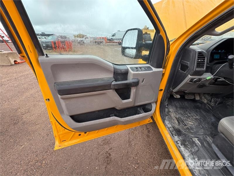 Ford F-350 XL 4x2 Crew Cab Utility Truck Pickup/Sideaflæsning