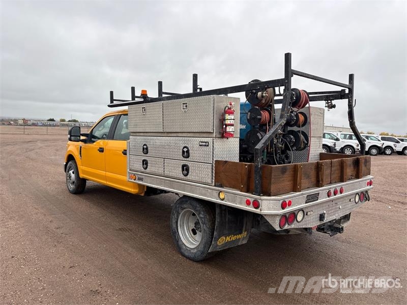 Ford F-350 XL 4x2 Crew Cab Utility Truck Pickup/Sideaflæsning