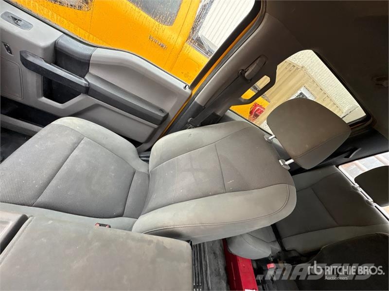 Ford F-350 XL 4x2 Crew Cab Utility Truck Pickup/Sideaflæsning