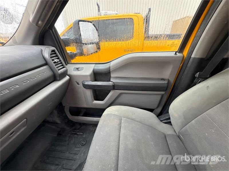 Ford F-350 XL 4x2 Crew Cab Utility Truck Pickup/Sideaflæsning
