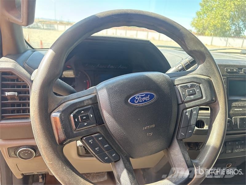 Ford F-350 XL 4x2 Extended Cab Utility Truck Vieglais kravas automobilis/izkraušana no sāniem
