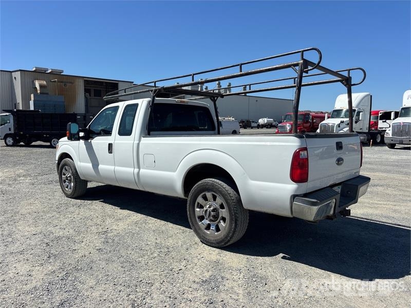 Ford F-350 XL 4x2 Extended Cab Pickup Muu