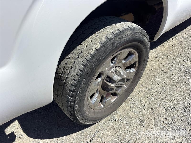 Ford F-350 XL 4x2 Extended Cab Pickup Muu