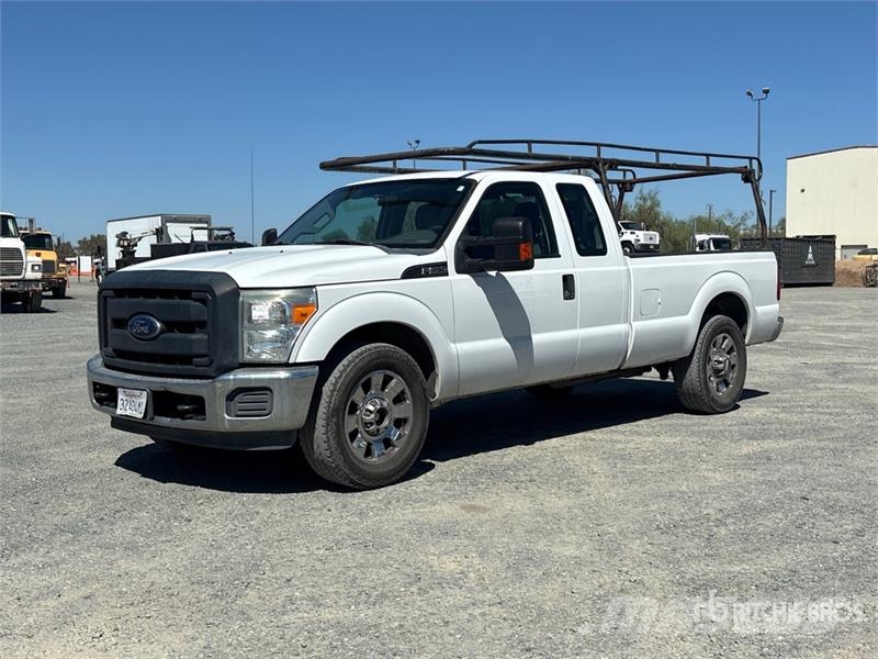 Ford F-350 XL 4x2 Extended Cab Pickup Muu