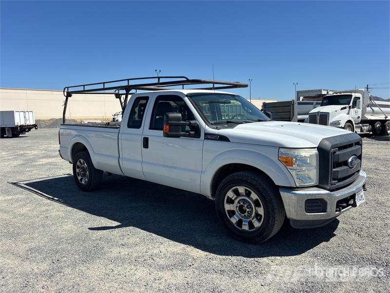 Ford F-350 XL 4x2 Extended Cab Pickup Muu