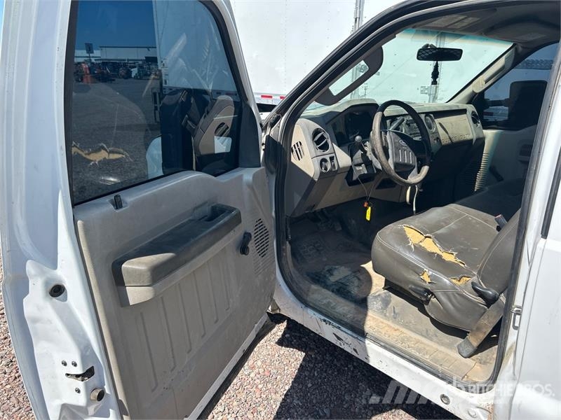 Ford F-350 XL 4x2 Utility Truck (Inoperable) شاحنات خفيفة/مفصلية الجوانب