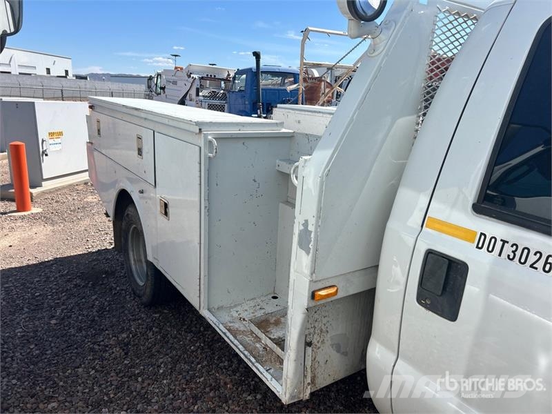 Ford F-350 XL 4x2 Utility Truck (Inoperable) شاحنات خفيفة/مفصلية الجوانب