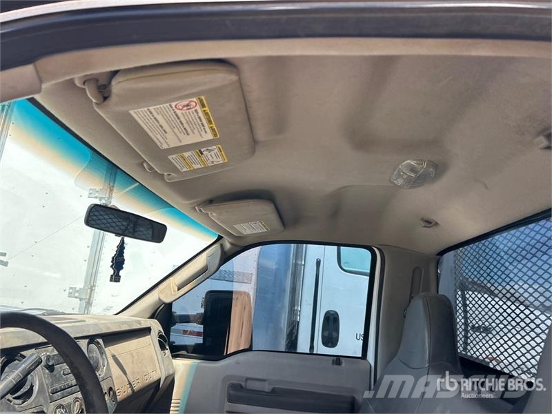 Ford F-350 XL 4x2 Utility Truck (Inoperable) شاحنات خفيفة/مفصلية الجوانب