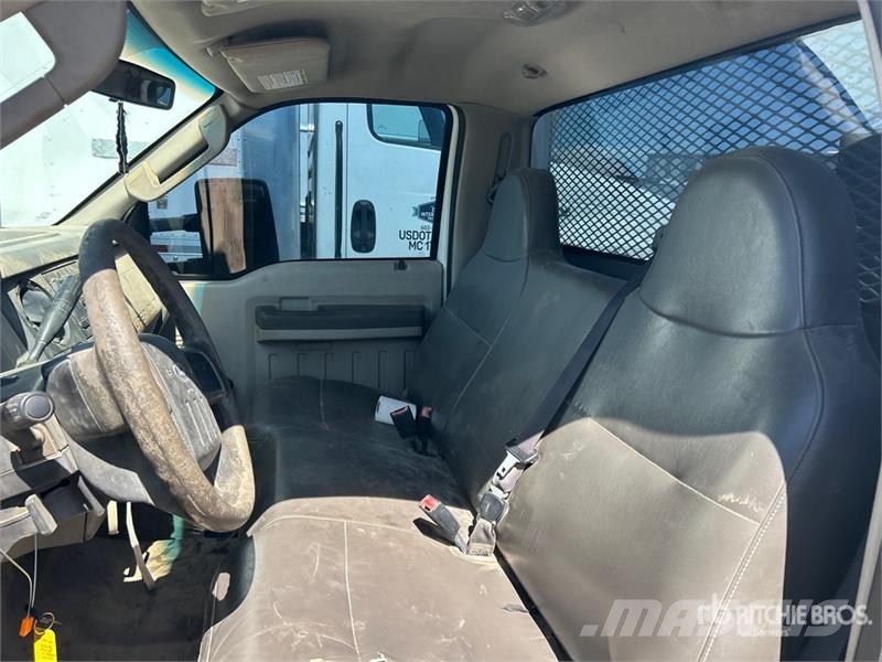 Ford F-350 XL 4x2 Utility Truck (Inoperable) شاحنات خفيفة/مفصلية الجوانب