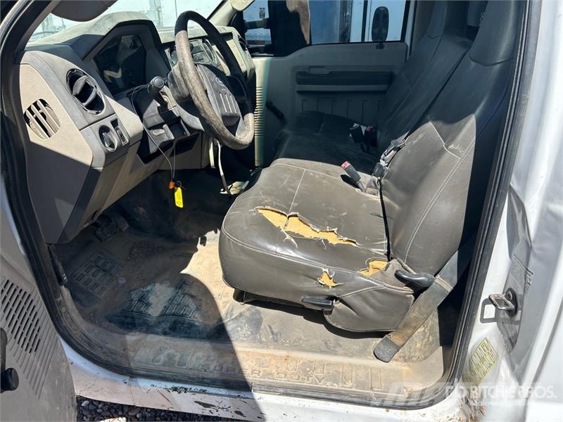 Ford F-350 XL 4x2 Utility Truck (Inoperable) شاحنات خفيفة/مفصلية الجوانب