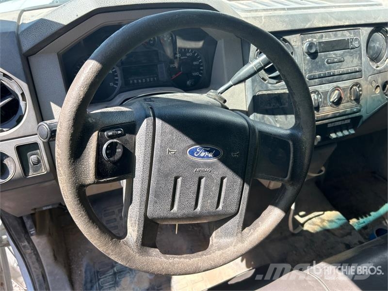 Ford F-350 XL 4x2 Utility Truck (Inoperable) شاحنات خفيفة/مفصلية الجوانب