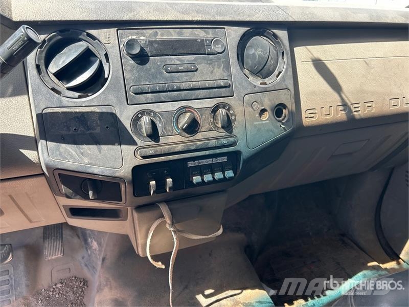 Ford F-350 XL 4x2 Utility Truck (Inoperable) شاحنات خفيفة/مفصلية الجوانب