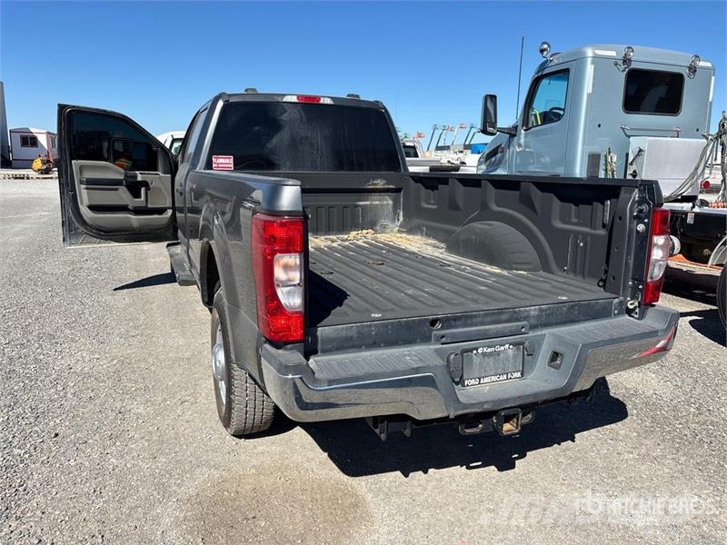 Ford F-350 XL 4x4 Crew Cab Pickup Other