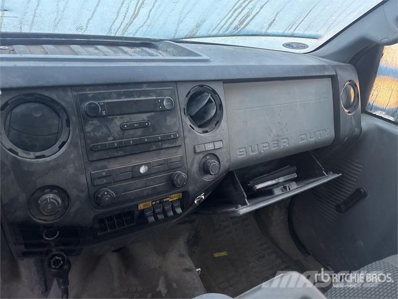Ford F-350 XL 4x4 Crew Cab Flatbed Truck (Inoperable) Platformas/izkraušana no sāniem