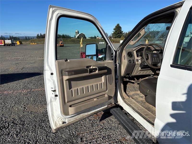 Ford F-350 XL 4x4 Crew Cab Pickup Drugi