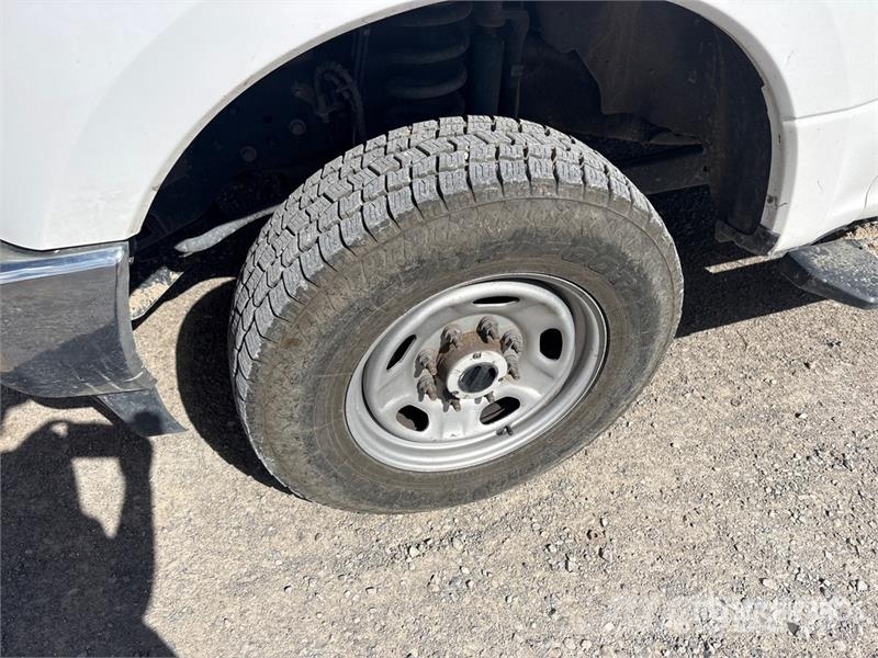 Ford F-350 XL 4x4 Crew Cab Pickup Egyéb