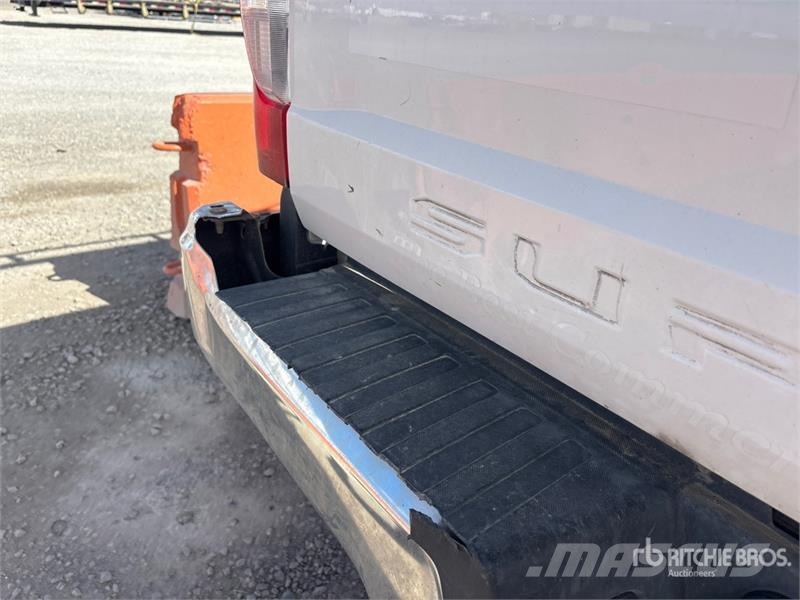 Ford F-350 XL 4x4 Crew Cab Pickup Egyéb