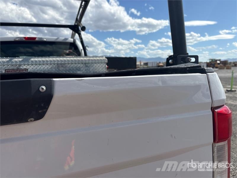 Ford F-350 XL 4x4 Crew Cab Pickup Egyéb