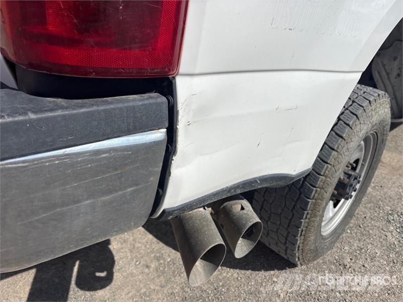 Ford F-350 XL 4x4 Crew Cab Pickup Egyéb