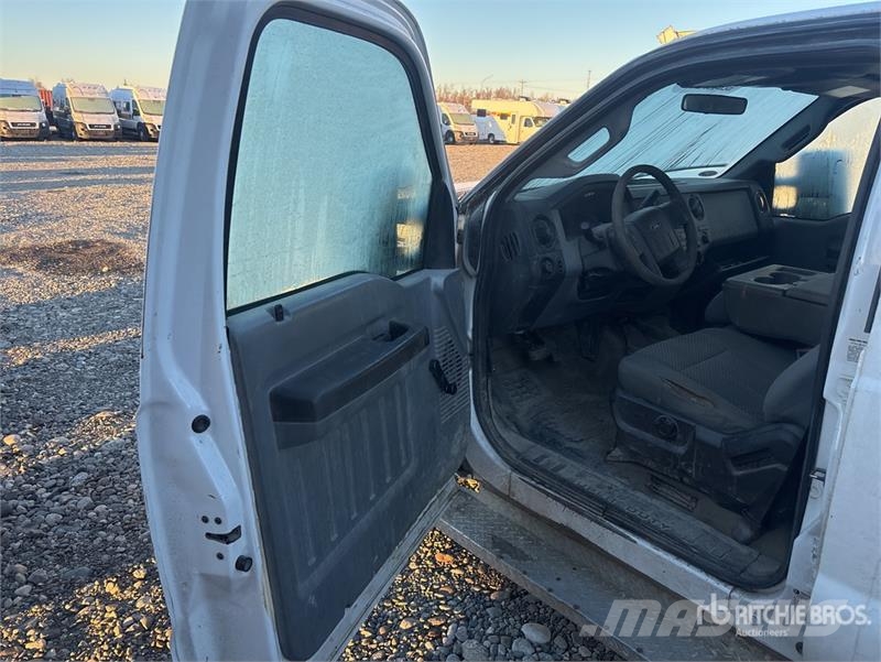 Ford F-350 XL 4x4 Crew Cab Flatbed Truck (Inoperable) Platformas/izkraušana no sāniem