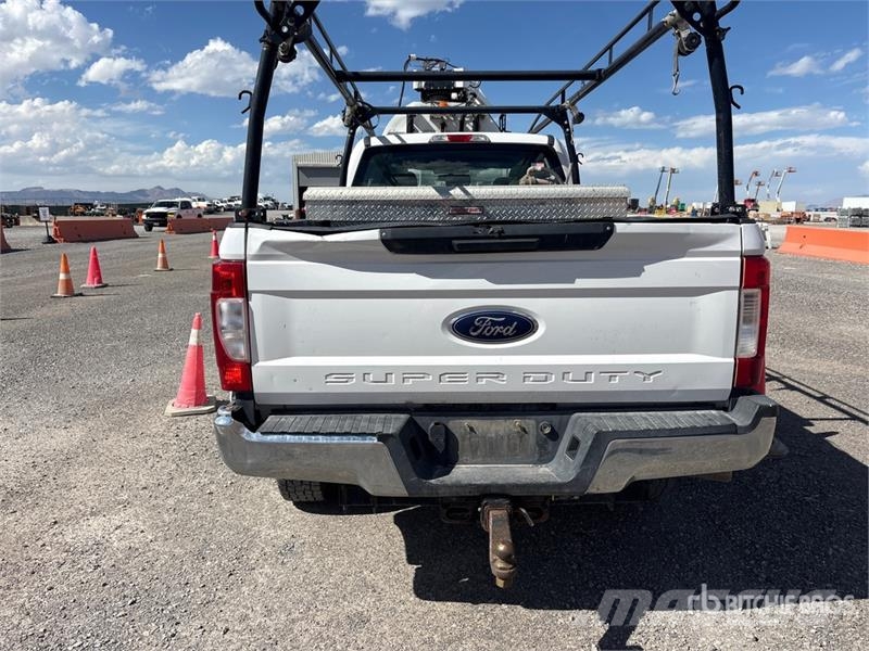 Ford F-350 XL 4x4 Crew Cab Pickup Egyéb