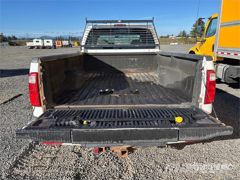 Ford F-350 XL 4x4 Crew Cab Pickup Drugi