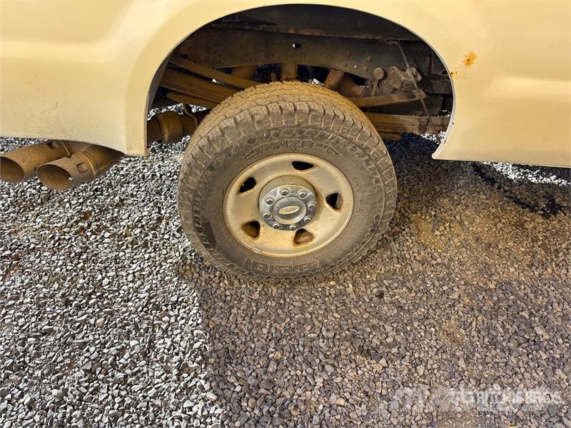 Ford F-350 XL 4x4 Crew Cab Pickup Drugi
