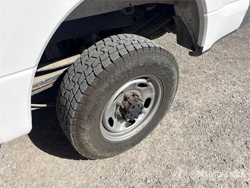 Ford F-350 XL 4x4 Crew Cab Pickup Egyéb