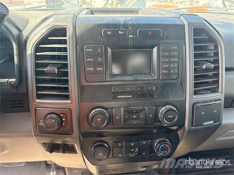 Ford F-350 XL 4x4 Crew Cab Pickup Egyéb