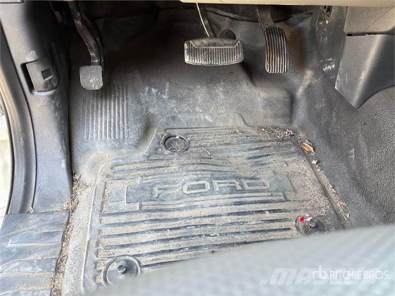 Ford F-350 XL 4x4 Crew Cab Utility Truck Vieglais kravas automobilis/izkraušana no sāniem
