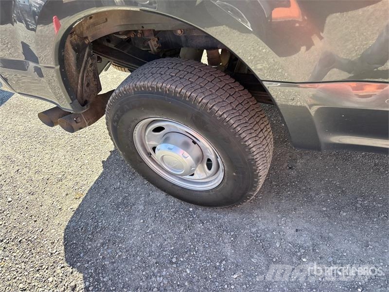 Ford F-350 XL 4x4 Crew Cab Pickup Other