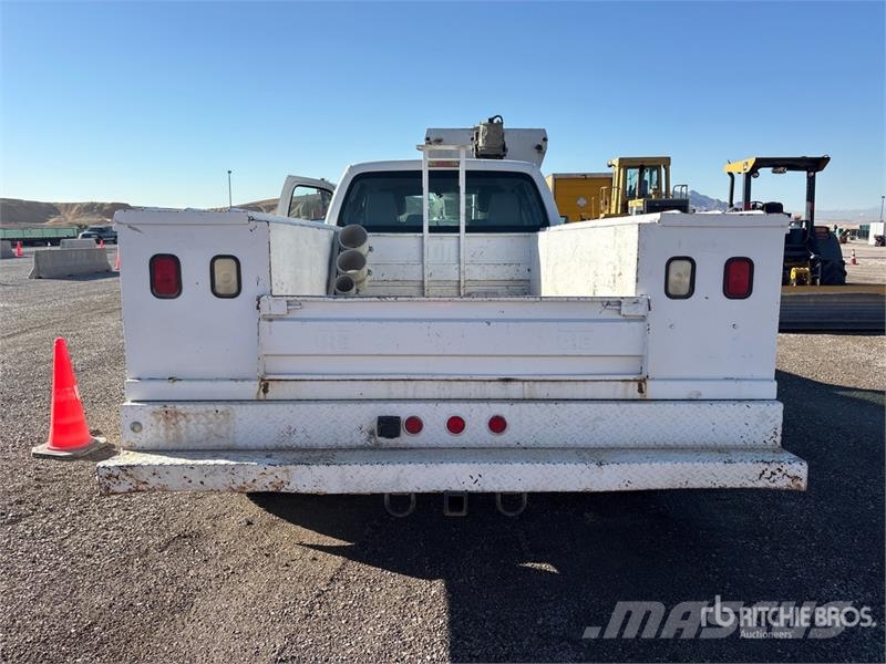 Ford F-350 XL 4x4 Crew Cab Utility Truck Flakbilar/Pickuper