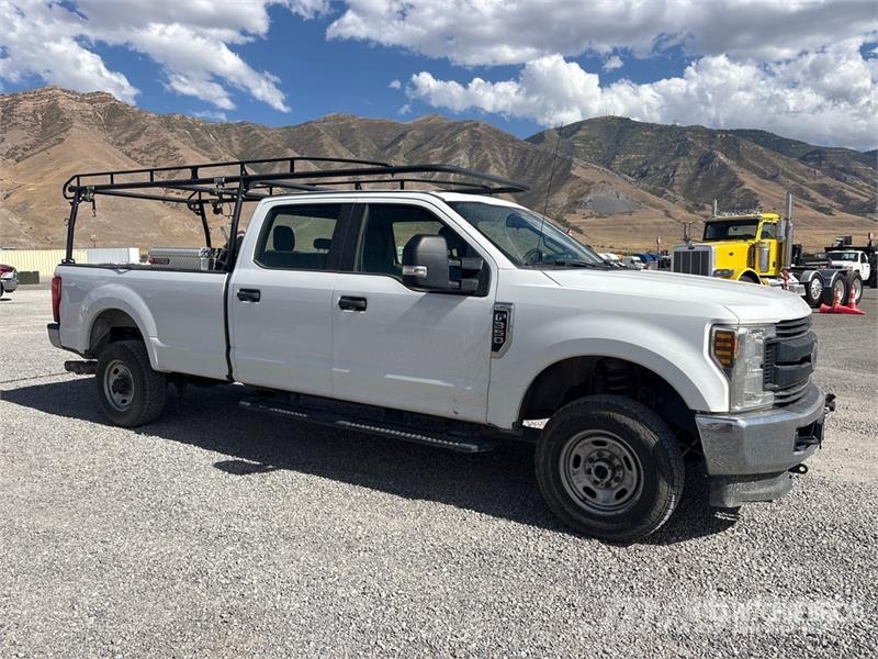 Ford F-350 XL 4x4 Crew Cab Pickup Egyéb